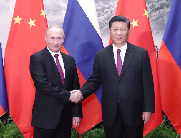 8.jun.2018 - Presidente chinês Xi Jinping e o presidente russo Vladimir Putin em Pequim, na China - Xinhua/Ju Peng