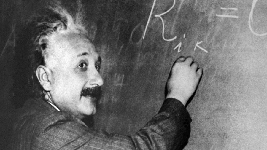 Albert Einstein escreve equação no quadro-negro: nosso entendimento sobre o Universo avançou muito desde os anos 90