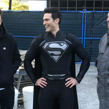 Tyler Hoechlin nos bastidores de "Elseworlds", com o uniforme preto do Superman - Reprodução/Instagram - Reprodução/Instagram