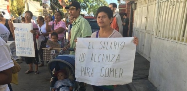População protesta contra deterioração das condições de vida na Venezuela de hoje, onde faltam água, luz e dinheiro para comida  - Guillermo Olmo-BBC Mundo