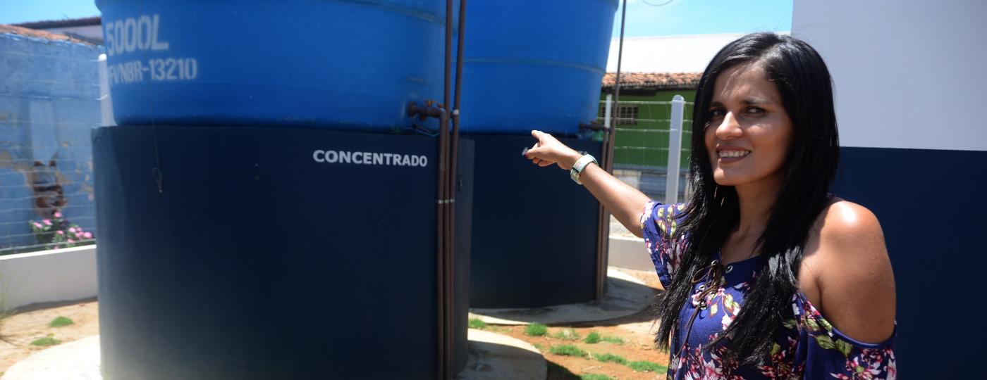 Maria do Amparo da Silva Ferreira é uma das responsáveis pela operação do dessalinizador no povoado de Moreira. Ela vê o sistema como um "milagre" - Beto Macário/UOL
