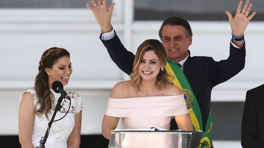 Michelle Bolsonaro apresenta Jair Bolsonaro ao público durante a posse - Evaristo Sa/AFP