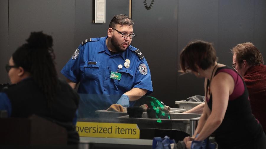 Sem salário, agentes de segurança reduzem presença nos aeroportos dos EUA - Scott Olson/Getty Images/AFP