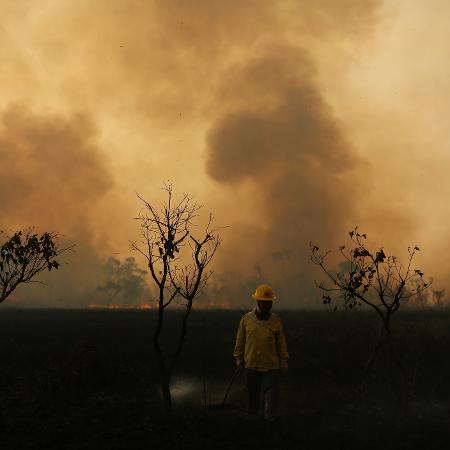 Funcionários do Ibama tentam controlar incêndio na reserva indígena Tenharim/Marmelos no Amazonas - Bruno Kelly/Reuters