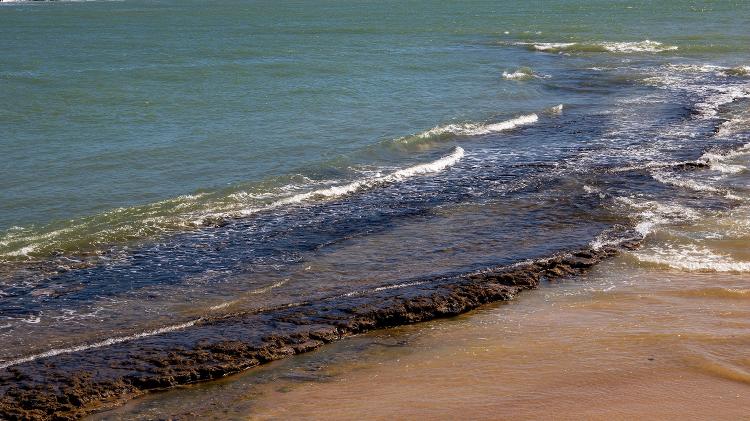 9.out.2019 - Manchas de óleo podem ser vistas em alguns pontos da Praia Pontal do Coruripe, no litoral norte de Alagoas