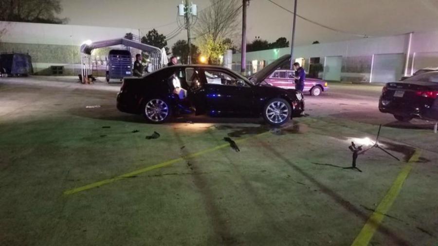 Policiais verificam área de tiroteio que terminou com dois mortos em Houston - Reprodução/Twitter