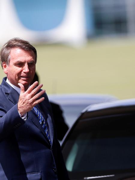 Presidente Jair Bolsonaro acena ao deixar o Palácio da Alvorada - ADRIANO MACHADO