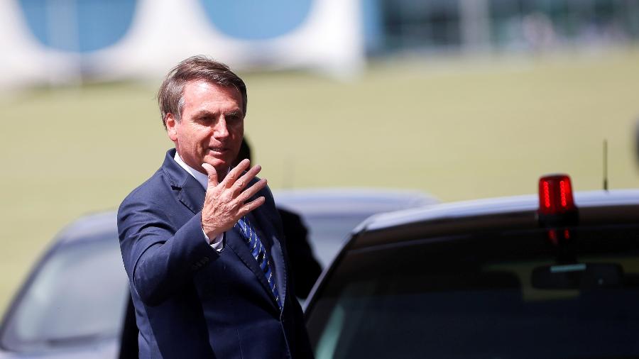 Presidente Jair Bolsonaro acena ao deixar o Palácio da Alvorada - ADRIANO MACHADO