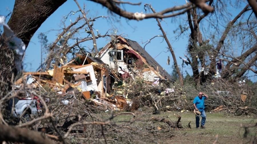 Sul do país foi atingindo por 27 tornados, sendo a maior delas a EF-4, no sudeste do Mississippi, com ventos de 273 km/h - Sean Rayford/Getty Images