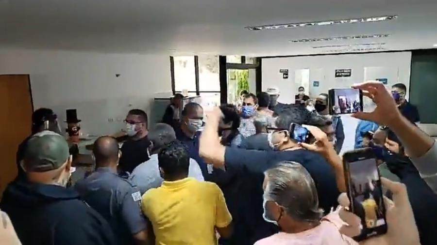 Comerciantes discutem com seguranças e funcionários da Prefeitura de Ilhabela após invadirem prédio - Reprodução/Facebook/Ilhabela HotNews