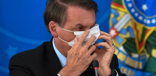 País tem mil mortes por dia, e Bolsonaro prefere fazer piada com cloroquina