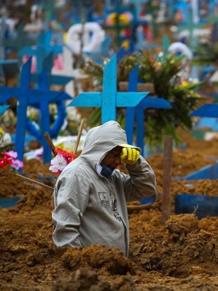 Coronavírus: Coveiro no cemitério Nossa Senhora Aparecida, em Manaus - Lucas Silva/picture alliance via Getty Images