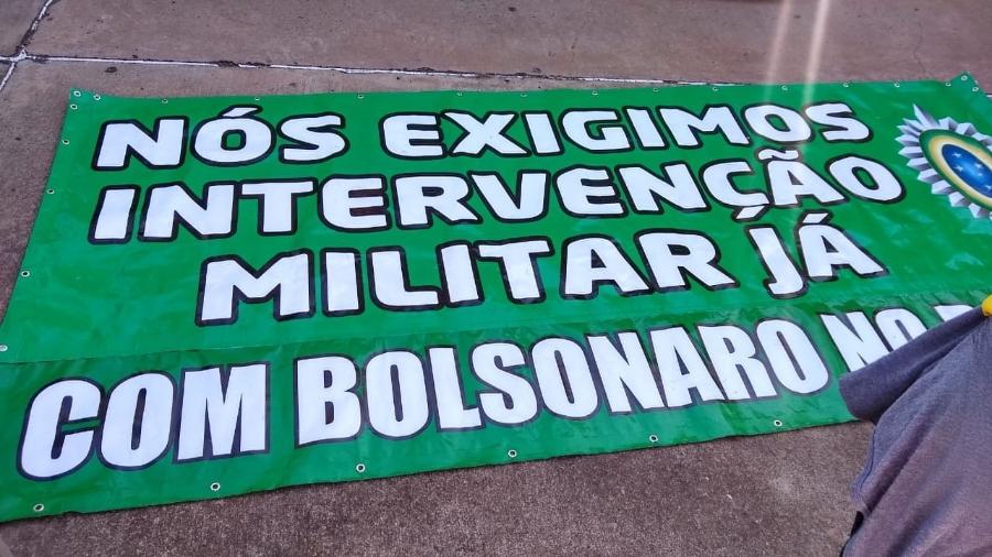 21.jun.2020 - Ato em favor do presidente Jair Bolsonaro traz cartazes com pedidos de intervenção militar - Adriano Wilkson