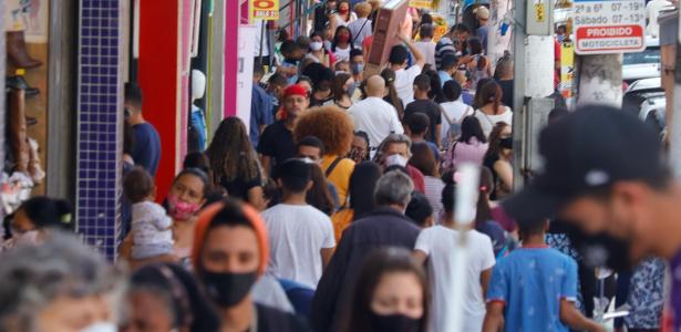 24.jun.2020 - Movimentação no comércio de São Paulo durante pandemia do novo coronavírus