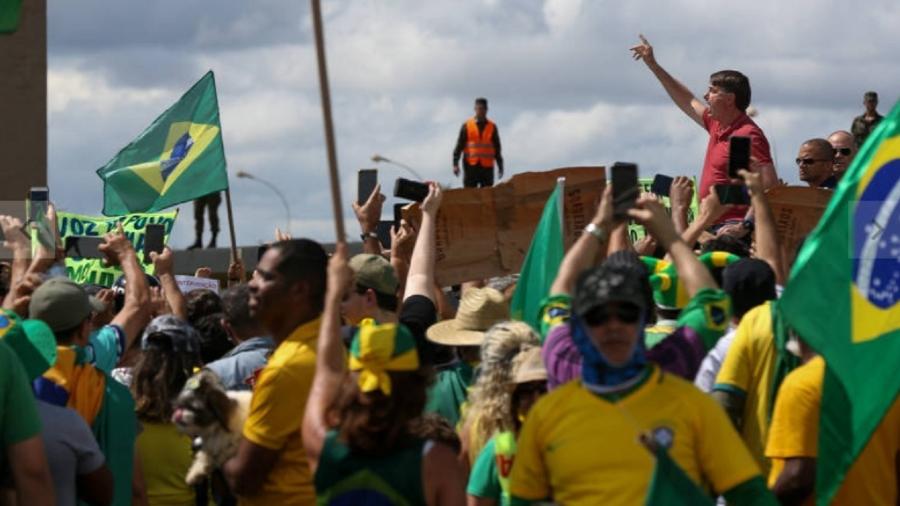 Bolsonaro faz discurso golpista em frente ao QG do Exército, em Brasília, no dia 19 de abril. Atual ministro da Justiça não viu nada de errado... - Pedro Ladeira/Folhapress
