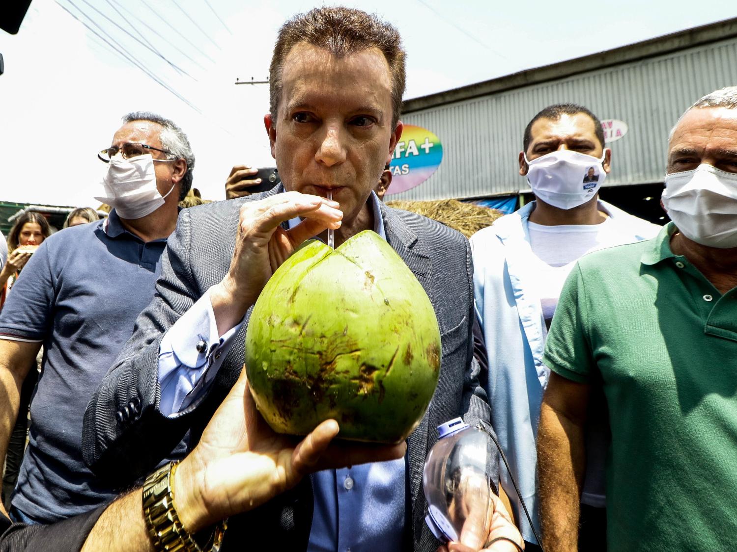 21 out. 2020 - Celso Russomanno (Republicanos) cumpre agenda de campanha com carregadores autônomos do Ceagesp, maior centro de distribuição de alimentos da América Latina,  na zona oeste da capital - ALOISIO MAURICIO/ESTADÃO CONTEÚDO