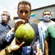 21 out. 2020 - Celso Russomanno (Republicanos) cumpre agenda de campanha com carregadores autônomos do Ceagesp, maior centro de distribuição de alimentos da América Latina, na zona oeste da capital - ALOISIO MAURICIO/ESTADÃO CONTEÚDO