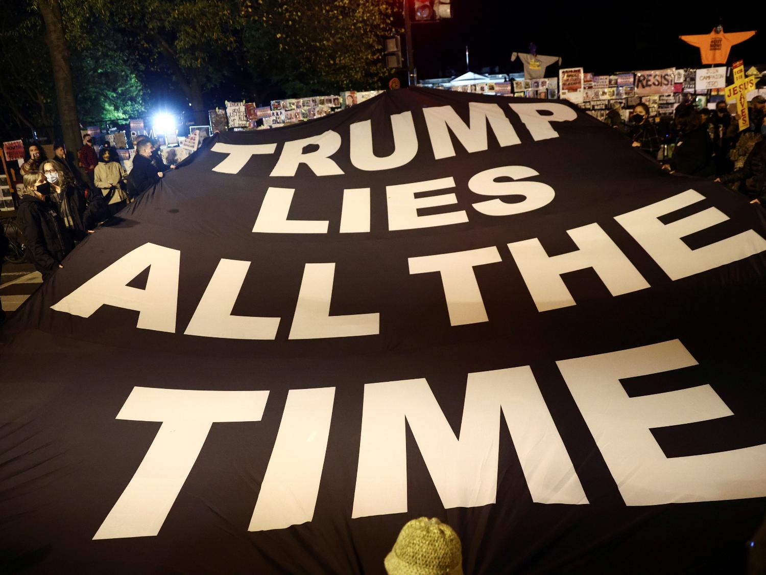 Supporters of U.S. Democratic presidential nominee Joe Biden gather at the "Black Lives Matter Plaza" near the White House during Election Day in Washington, U.S., November 3, 2020. REUTERS/Hannah McKay ORG XMIT: MEX - Hannah McKay/Reuters