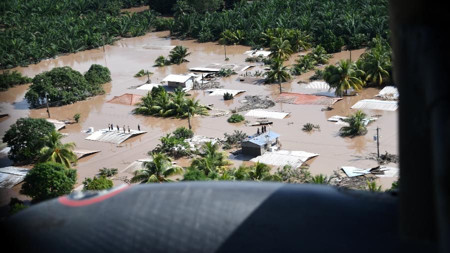 Área inundada em San Pedro Sula, maior cidade de Honduras, após a passagem do furacão Eta  -  Elijaih Tiggs/Reuters