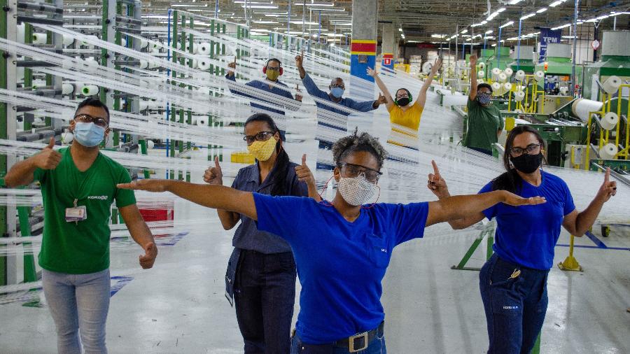 Funcionários na fábrica em Camaçari (BA): risco de fechar em 2010, exemplo mundial para a multinacional em 2020 - Divulgação/Kordsa