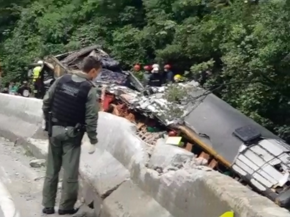 PR: ônibus com 55 pessoas tomba e deixa mais de uma dezena de mortos