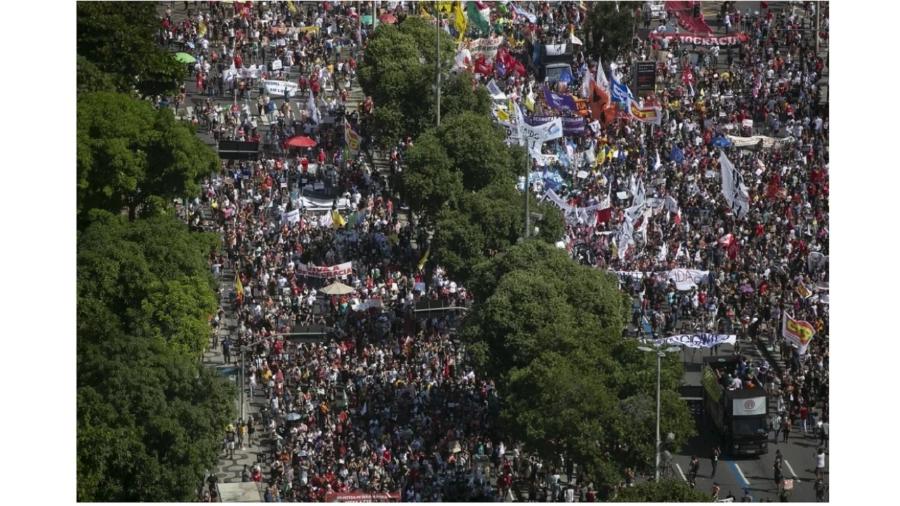 Protesto contra Bolsonaro reúne milhares no Rio: reeleição do atual mandatário, hoje, parece difícil. Mas eleição ainda está longe - Bruna Prado/AP