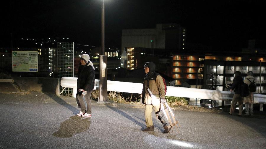 Pessoas evacuam as áreas costeiras de Iwate, no Japão, após um tsunami ter atingido Tonga - KYODO/REUTERS