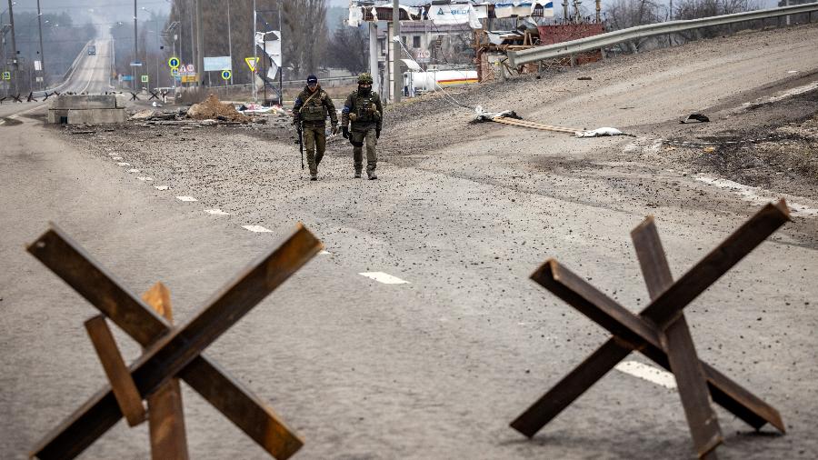 31.mar.2022/ Militares ucranianos caminham perto da linha de frente, a leste de Kharkiv - FADEL SENNA / AFP / Imagem ilustrativa de arquivo