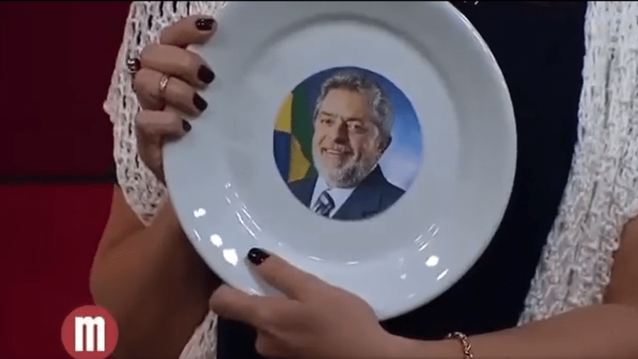 Em um programa da TV Gazeta em 2015, participante tenta quebrar prato com foto do ex-presidente Lula. - Divulgação