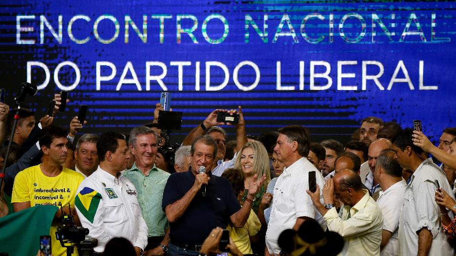 27.mar.22 - Presidente do PL. Valdemar Costa Neto discursa em encontro do partido ao lado de Bolsonaro - Pedro Ladeira/Folhapress