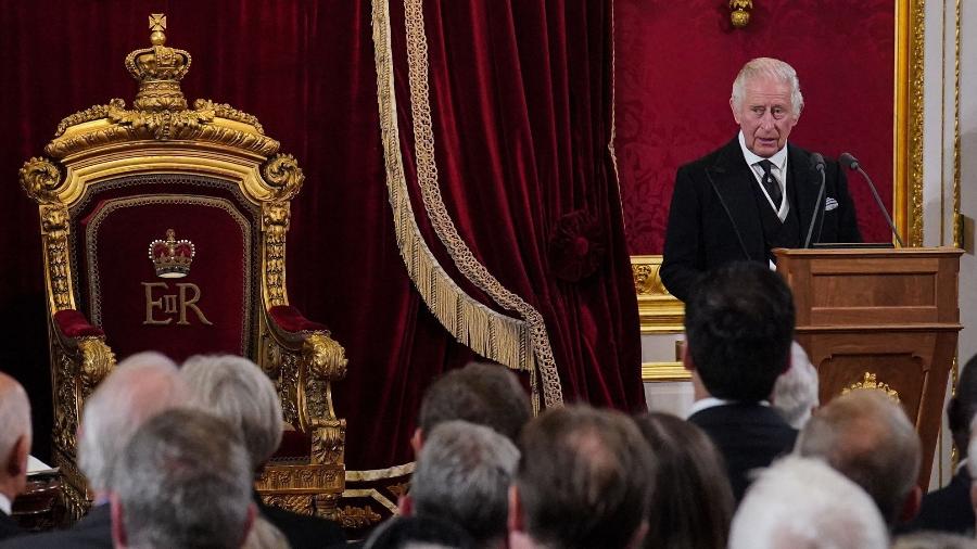 O rei da Inglaterra, Charles 3º, discursa em cerimônia de proclamação de seu reinado no palácio de Saint James, em Londres - Jonathan Brady/AFP