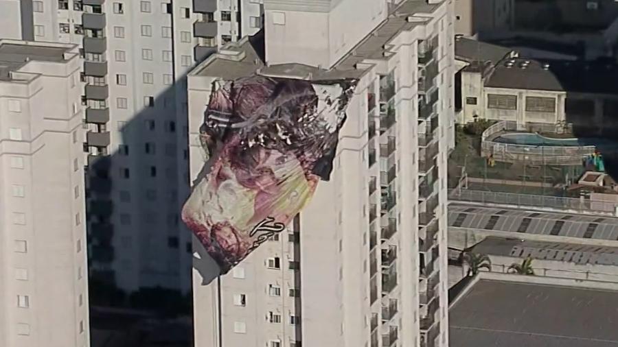 Bandeira de balão ficou presa a prédio na zona leste de São Paulo; PM e Corpo de Bombeiros foram acionados - Reprodução de vídeo/TV Globo