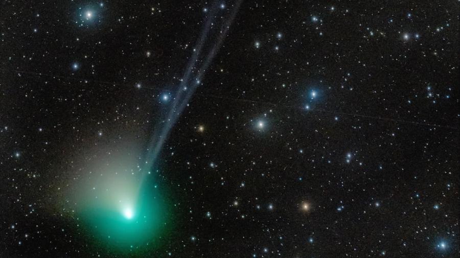 Em imagem de telescópio, cometa C/2022 E3 (ZTF) exibe cauda tripla azulada e coma esverdeada - Jose Francisco Hernández