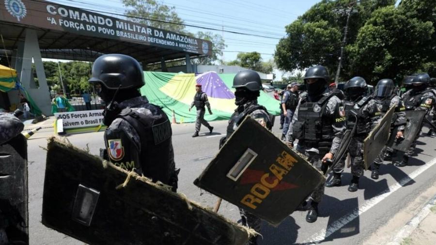 Cerca de 200 policiais retiraram acampados do frente do CMA, em Manaus, na segunda-feira - Alex Pazuello/SSP-AM