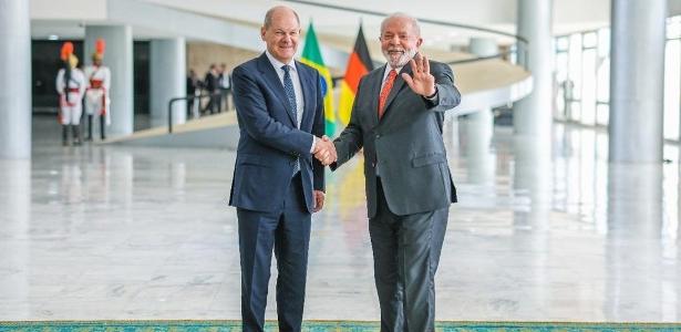 Presidente Lula (à dir.) se encontrou com o chanceler da Alemanha, Olaf Scholz (à esq.)