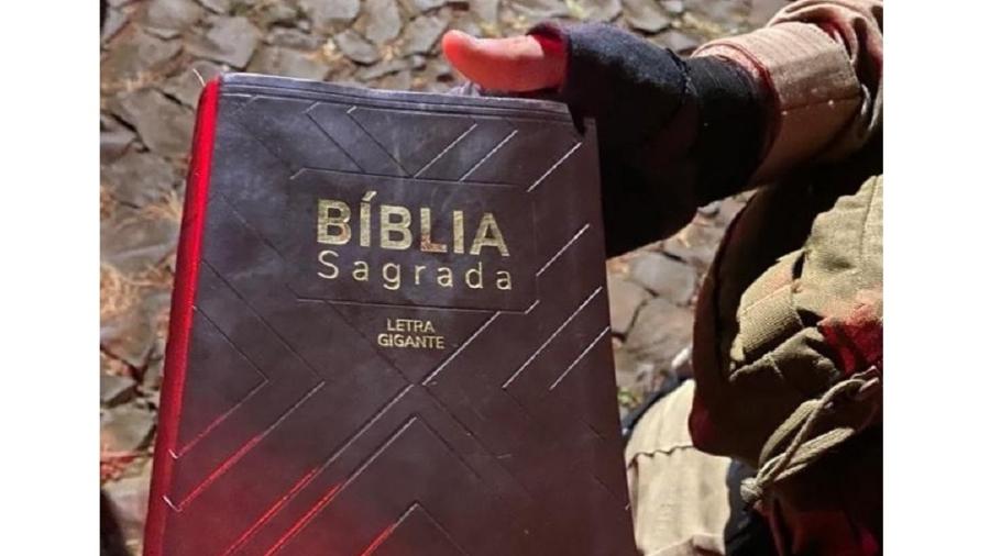 Caso foi registrado na madrugada da segunda-feira (13); segundo Polícia Militar, homem usou bíblia para agredir mulher enquanto ameaçava vítima com facão  - Polícia Militar de Santa Catarina/Reprodução 