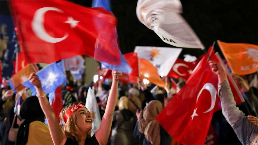 Apoiadora do presidente turco Tayyip Erdogan balança bandeira na sede do partido do presidente (AKP) em Ancara - Reuters