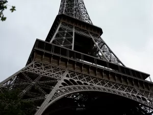 França prende três pessoas após caixões serem encontrados perto da Torre Eiffel