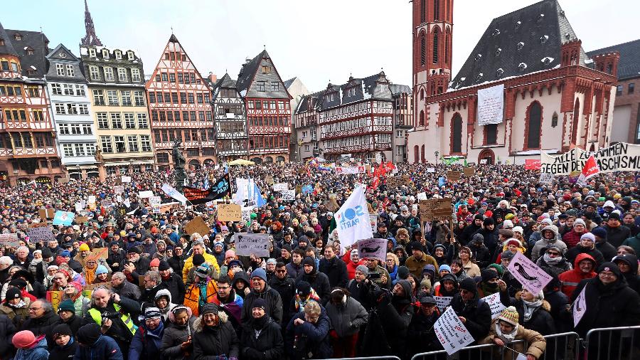 20.jan.2024 - Milhares de pessoas participam de um protesto contra o partido Alternativa para a Alemanha (AfD), o extremismo de direita e pela proteção da democracia em Frankfurt, na Alemanha