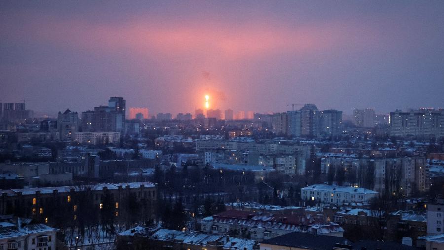 23.jan.24 - Explosão de um míssil é vista no céu durante um ataque de míssil russo [Imagem de arquivo]