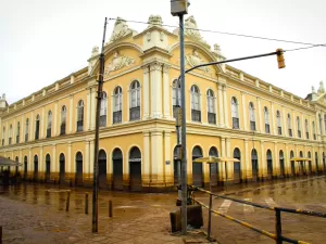 Devido às chuvas, Porto Alegre suspende limpeza em volta do Mercado Público