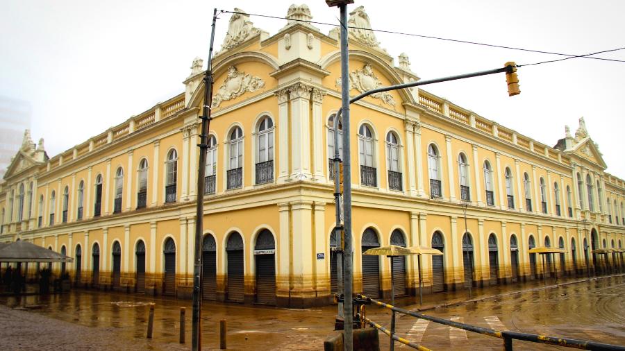 Estragos causados pelas chuvas no Mercado Público, no centro histórico da capital gaúcha