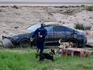 Espanha envia 7.500 soldados para região inundada; população reclama de lentidão na ajuda