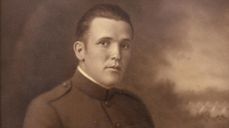 Retrato de Stevens em seu uniforme da Marinha pertence ao repórter do Post Joby Warrick, sobrinho-neto de Stevens