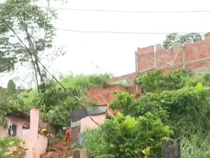 Deslizamento de terra após chuva causa morte e deixa soterrados em Salvador