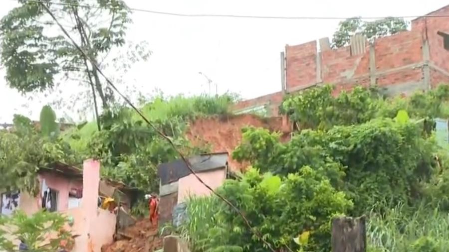 Pelo menos uma pessoa morreu após deslizamento de terra em Salvador - TV Bahia/Reprodução