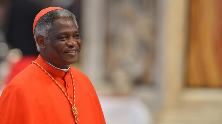 O cardeal ganês Peter Kodwo Appiah Turkson na basílica de São Pedro em 12 de março de 2013 no Vaticano O cardeal ganês Peter Kodwo Appiah Turkson na basílica de São Pedro em 12 de março de 2013 no Vaticano