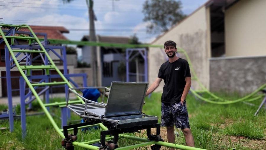 Gustavo usou dicas de fóruns da internet para construir uma montanha-russa no terreno ao lado de casa Gustavo usou dicas de fóruns da internet para construir uma montanha-russa no terreno ao lado de casa