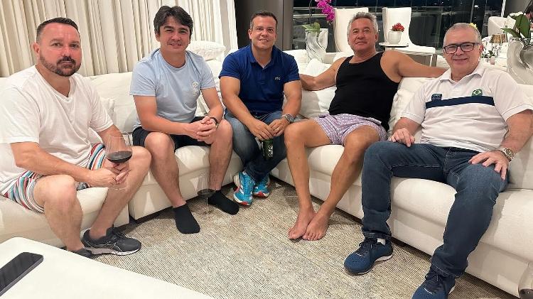 Fernando Brandão (primeiro à esq,) reunido com o deputado estadual Wescley Tomaz (Avante), o dirigente estadual do PL Aldo Silva da Costa Junior, o revendedor de retroescavadeiras Roberto Katsuda e o deputado federal Joaquim Passarinho (PL) Fernando Brandão (primeiro à esq,) reunido com o deputado estadual Wescley Tomaz (Avante), o dirigente estadual do PL Aldo Silva da Costa Junior, o revendedor de retroescavadeiras Roberto Katsuda e o deputado federal Joaquim Passarinho (PL)