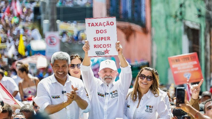 Lula segura cartaz pedindo "taxação dos super-ricos", em agenda na Bahia - Ricardo Stuckert / PR